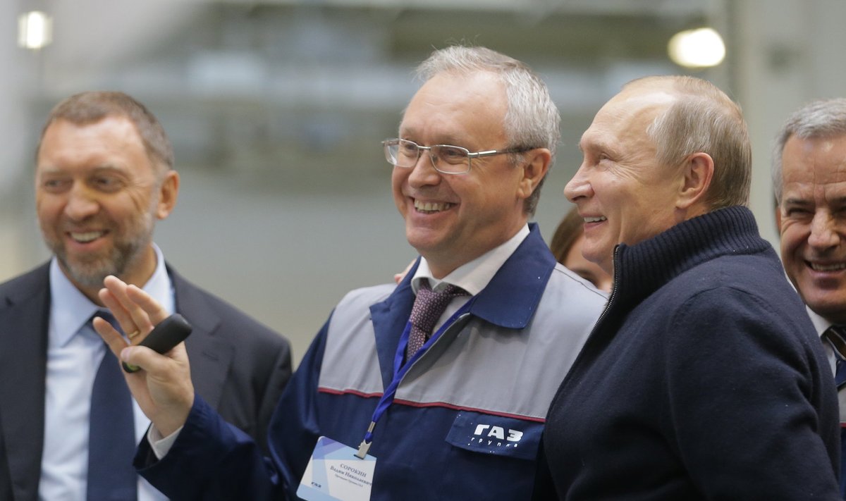 Oleg Deripaska (vasakult), GAZi peadirektor Vadim Sorokin ja Venemaa president Vladimir Putin GAZi tehases Jaroslavlis.