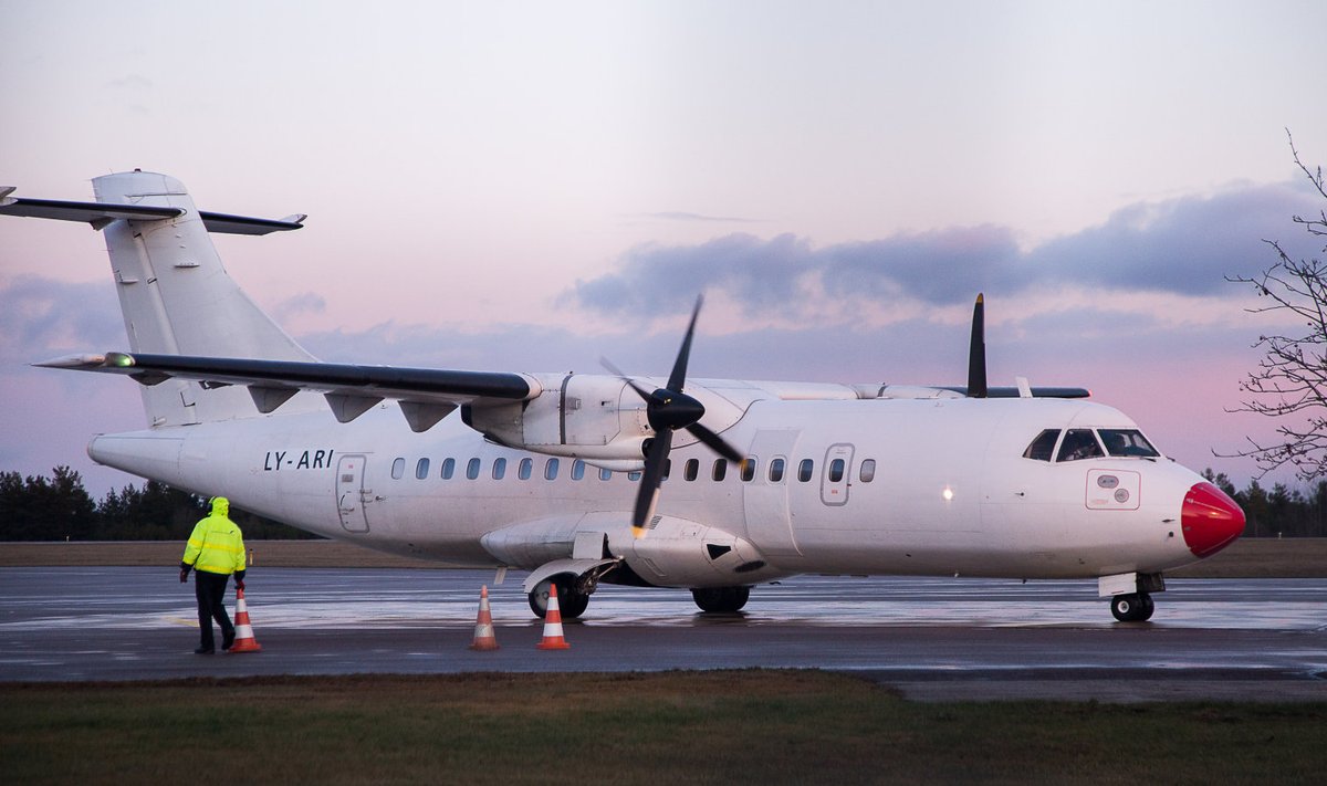 Täna kell 15 Tallinnast väljunud 46-kohaline ATR42/300-tüüpi lennuk Kuressaare lennuväljal.
