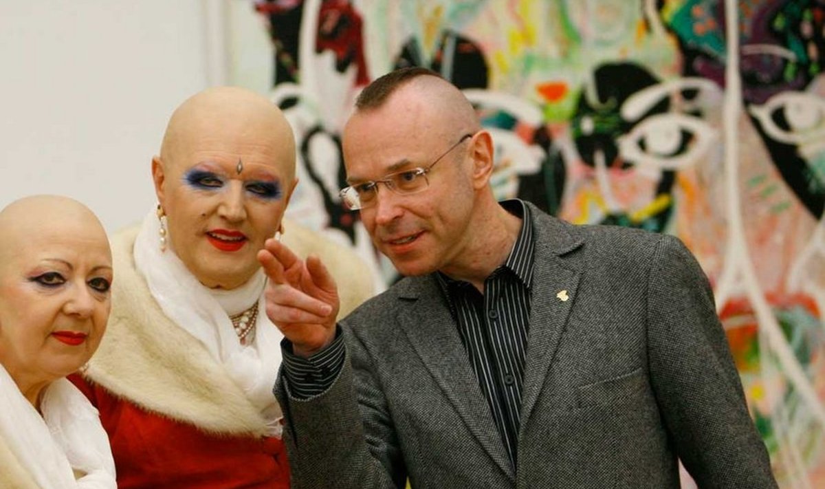 Harry Liivrand koos Saksa kunstnike Eva ja Adelega Tallinna Kunstihoones.
