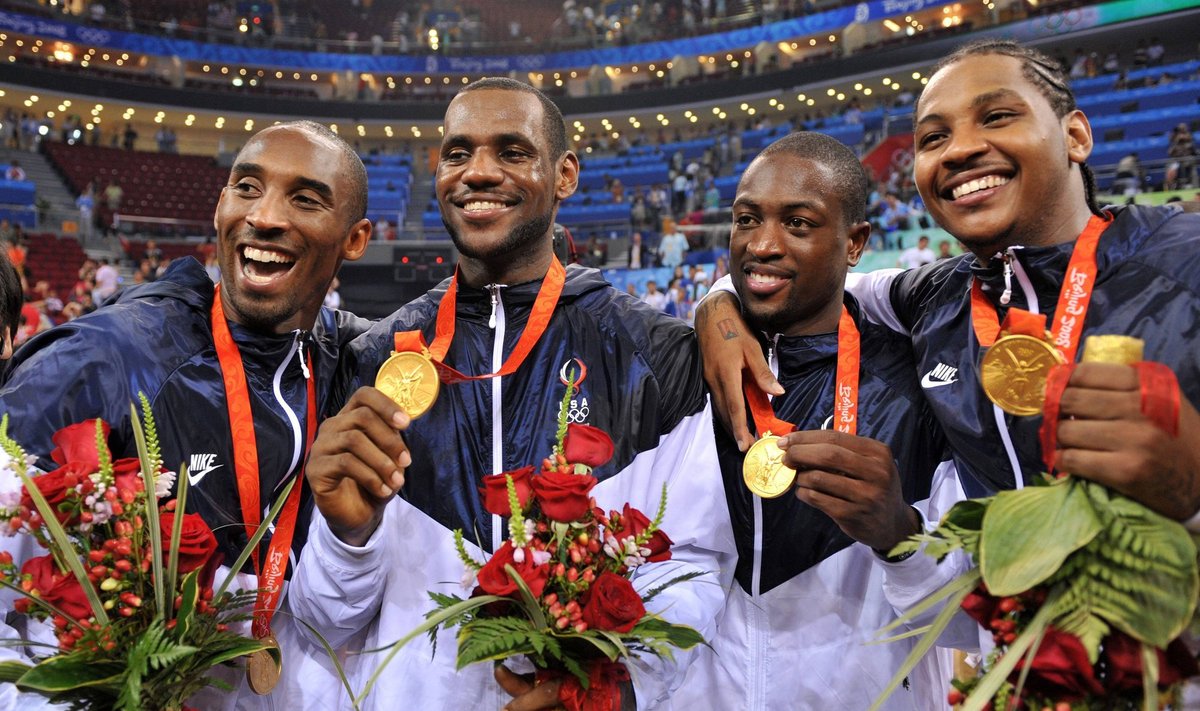 Kobe Bryant, LeBron James, Dwyane Wade ja Carmelo Anthony 2008. aasta Pekingi olümpia kuldmedalitega poseerimas.
