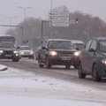 VIDEO: Pealinna autojuhid püüavad äsja maha sadanud lumega toime tulla