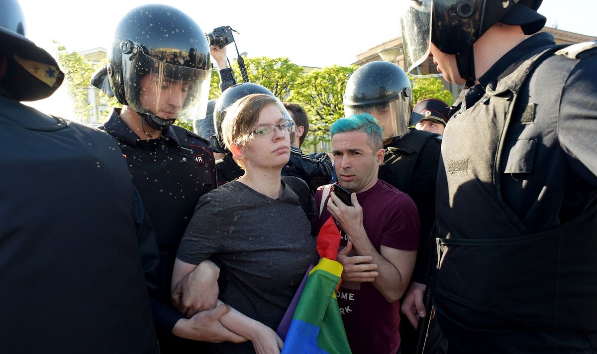 Algas juba ammu. Fotomeenutus võrdlemisi „vabalt“ Venemaalt 2019. aastast, kui Peterburis vahistati ülemaailmsel homo- ja transfoobia vastasel päeval homoaktiviste.