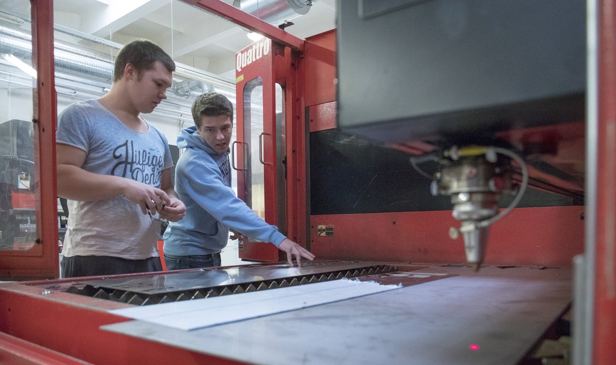 Tallinna tööstushariduskeskuse CNC lehtmetallitöötlemise operaatori eriala esimese kursuse õpilased Rasmus ja Rando on täiesti kindlad, et valitud ametis tööd neile jagub. Vastavalt OSKA prognoosile vajab metalli- ja masinatööstus aastas pea 500 uut töötajat, neist u kolmandikku juhtide ja spetsialistide põhikutsealadele, kaks kolmandikku peaks minema oskustöötajate põhikutsealadele. ▶