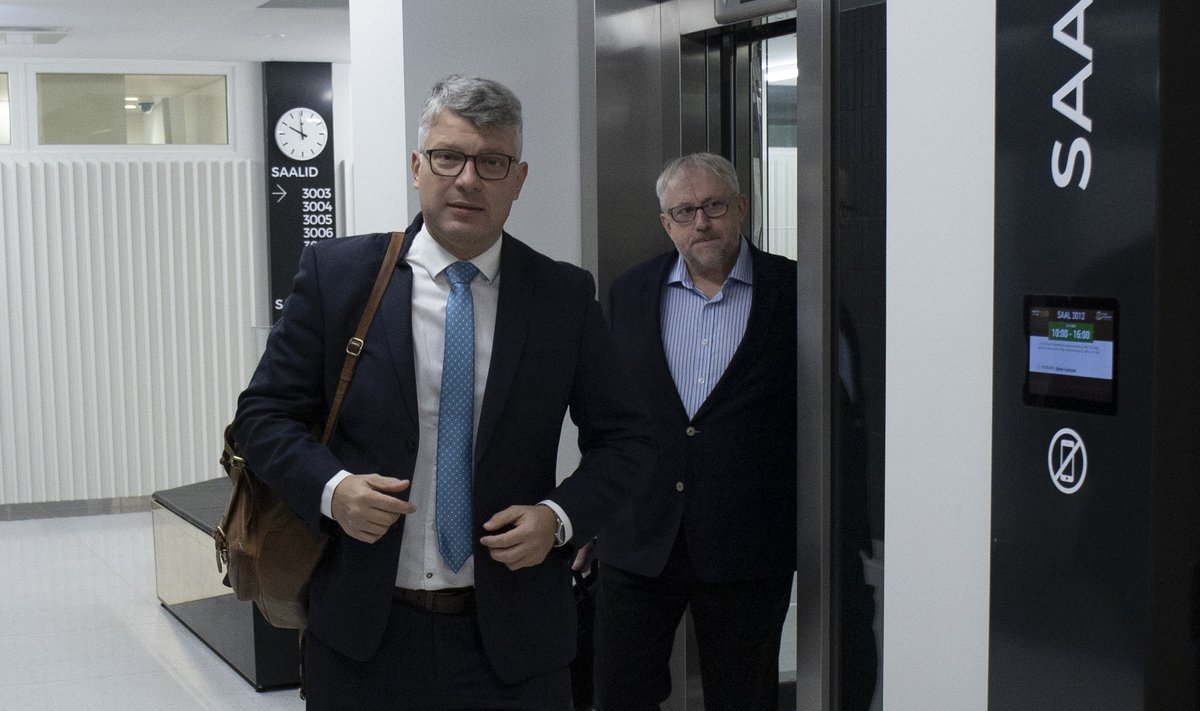 SIIT ME TULEME! Mõjukas keskerakondlane Mihhail Korb ja ärimees Hillar Teder tõttamas sel esmaspäeval Harju maakohtus Porto Franco kohtuprotsessile.