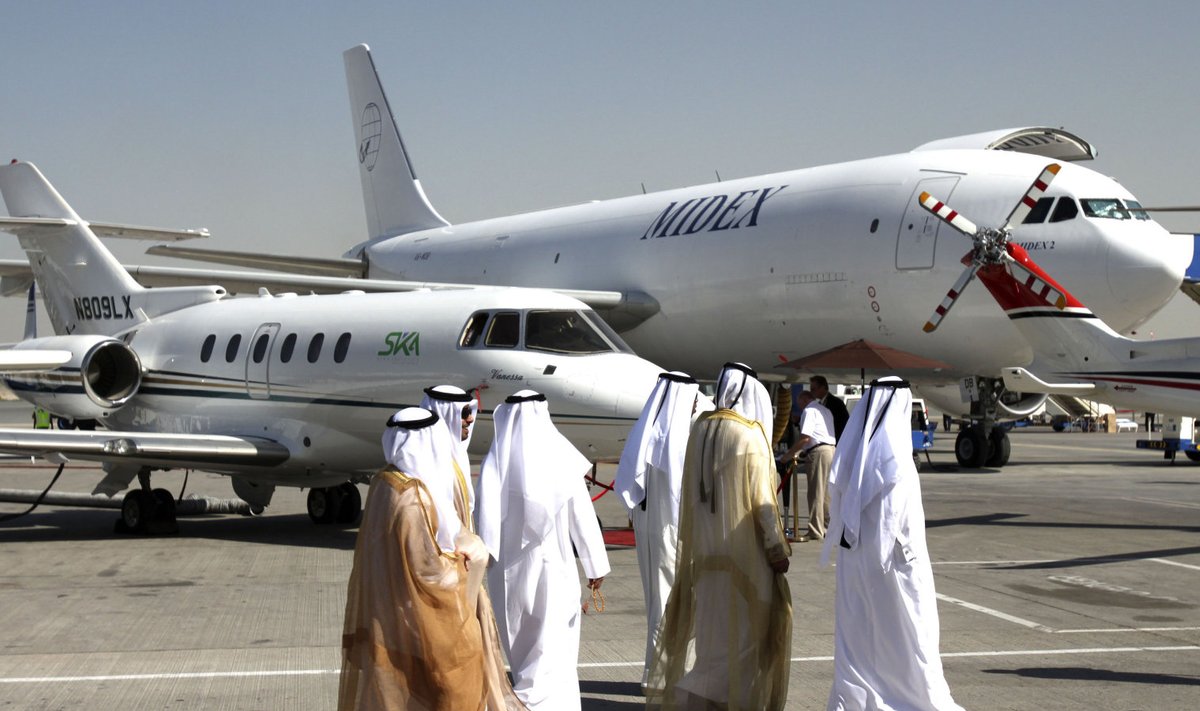 Emiraadi rahvarõivais mehed Dubai lennusõul