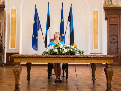 Äsja presidendiks valitud Kersti Kaljulaidi esimene pressikonverents riigikogu hoone valges saalis.
