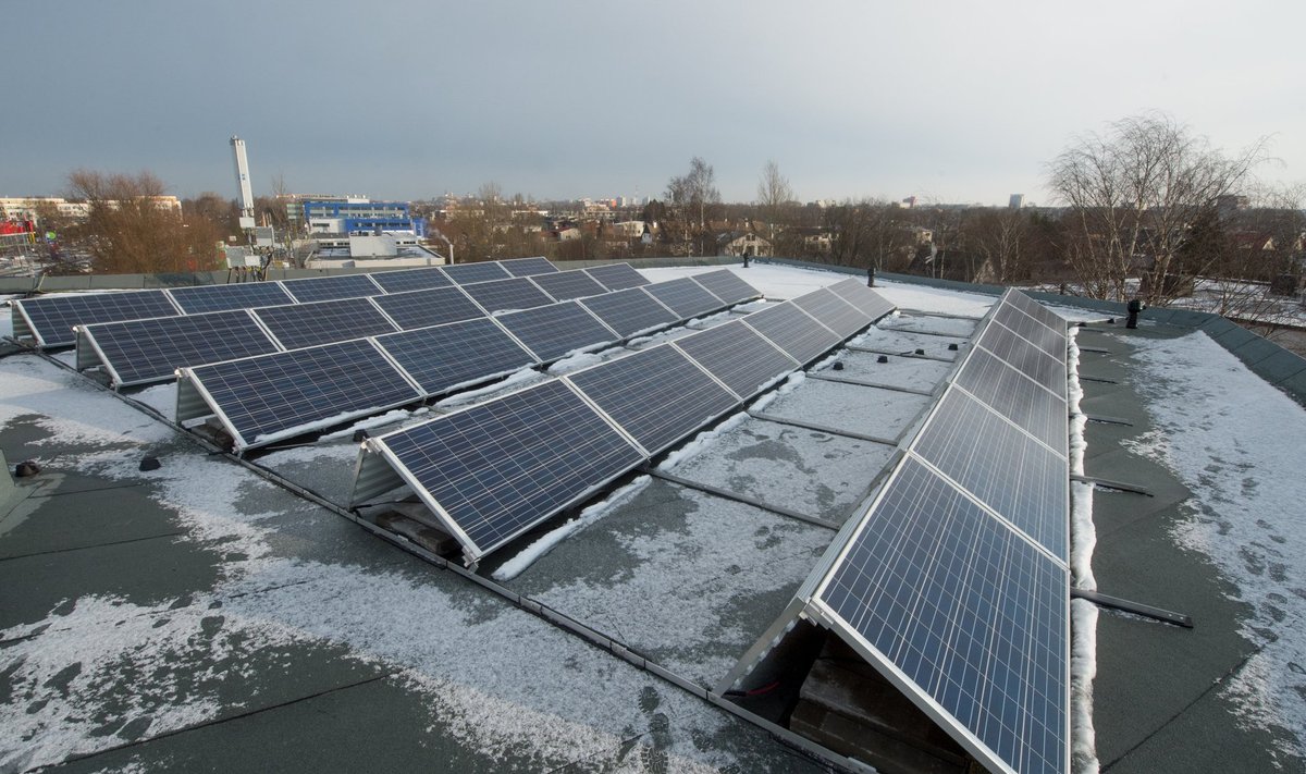 Päikesepaneelid Tallinna kortermaja katusel