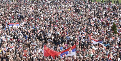 Сербы собрались лицезреть Си и Вучича на балконе дворца в Белграде. Вучич сказал толпе про Си: «Такого уважения и любви, как у нас в Сербии, он не встретит нигде»