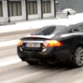 VIDEO: Sportauto juht reageeris äkitselt saabunud talvele ohutuledega