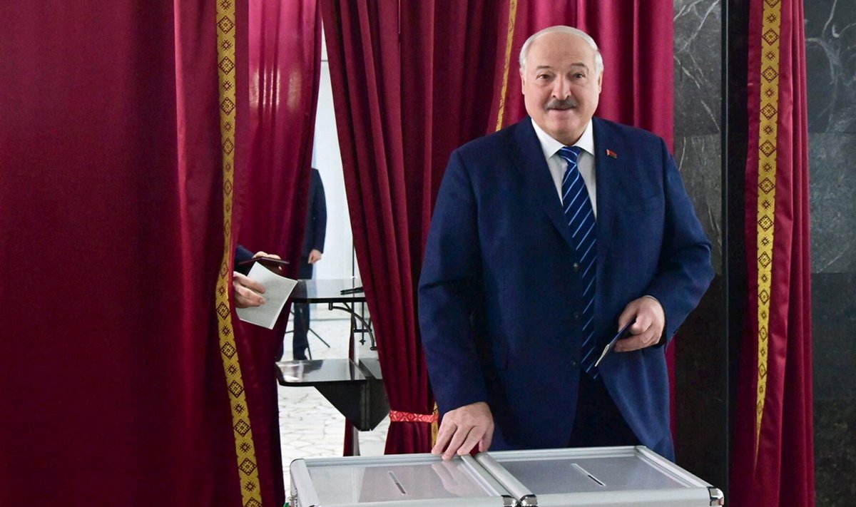 President Aljaksandr Lukašenka hääletab parlamendivalimistel Minski valimisjaoskonnas.