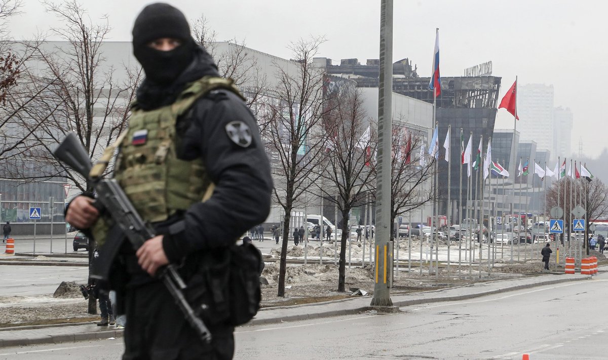 Российский силовик на месте теракта в "Крокус Сити Холл"