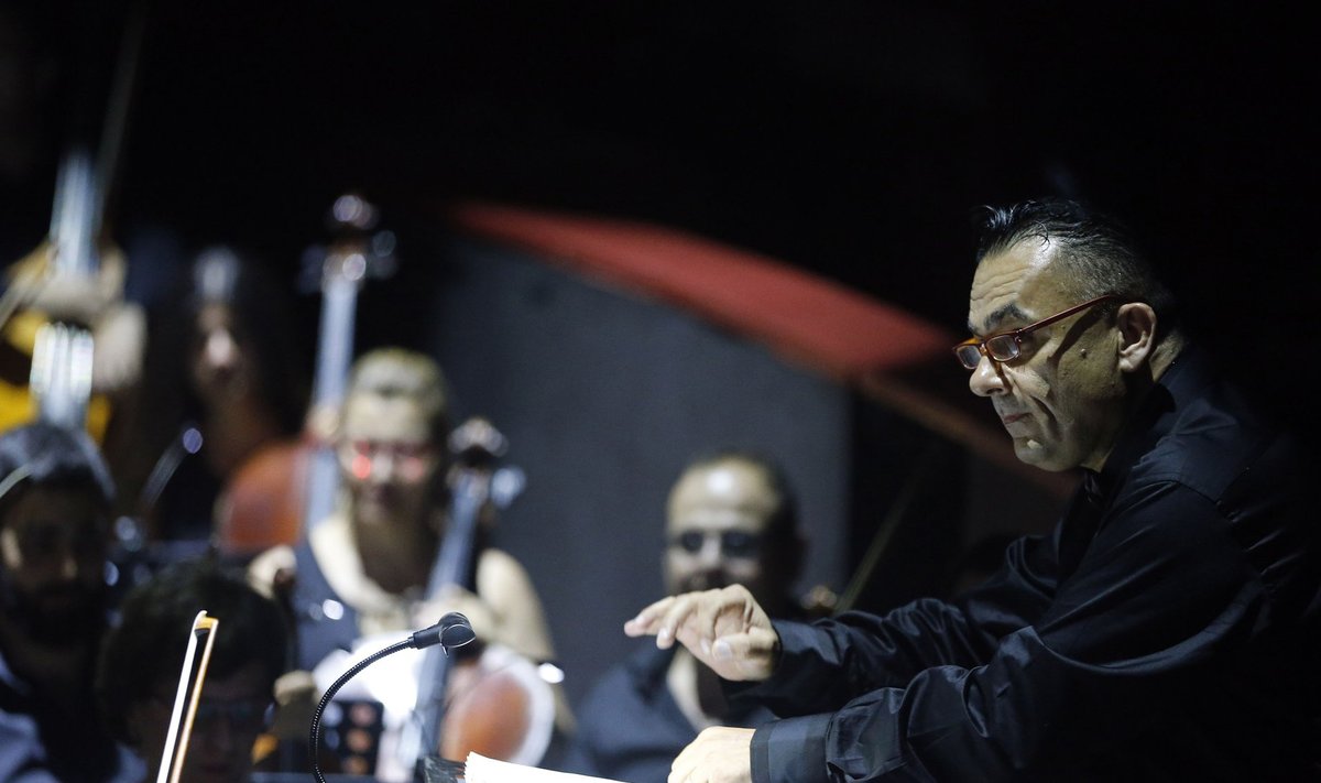 UUED HELID: Liibonlasest dirigent Maroun Rahi orkestrit juhtimas.