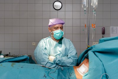 Ilukirurg. Plastilise kirurgiakliiniku omanik ning kirurg Jüri Kullamaa ja klient pärast operatsiooni.