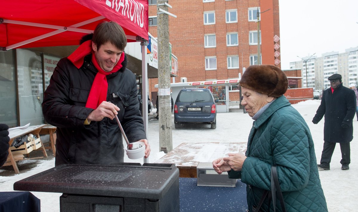 Sotsiaaldemokraadid alandaksid toidukaupade käibemaksu 15% võrra. Enne mulluseid kohalike omavalitsuste valimisi jagasid nad toitu lausa tasuta (pildil Rainer Vakra).