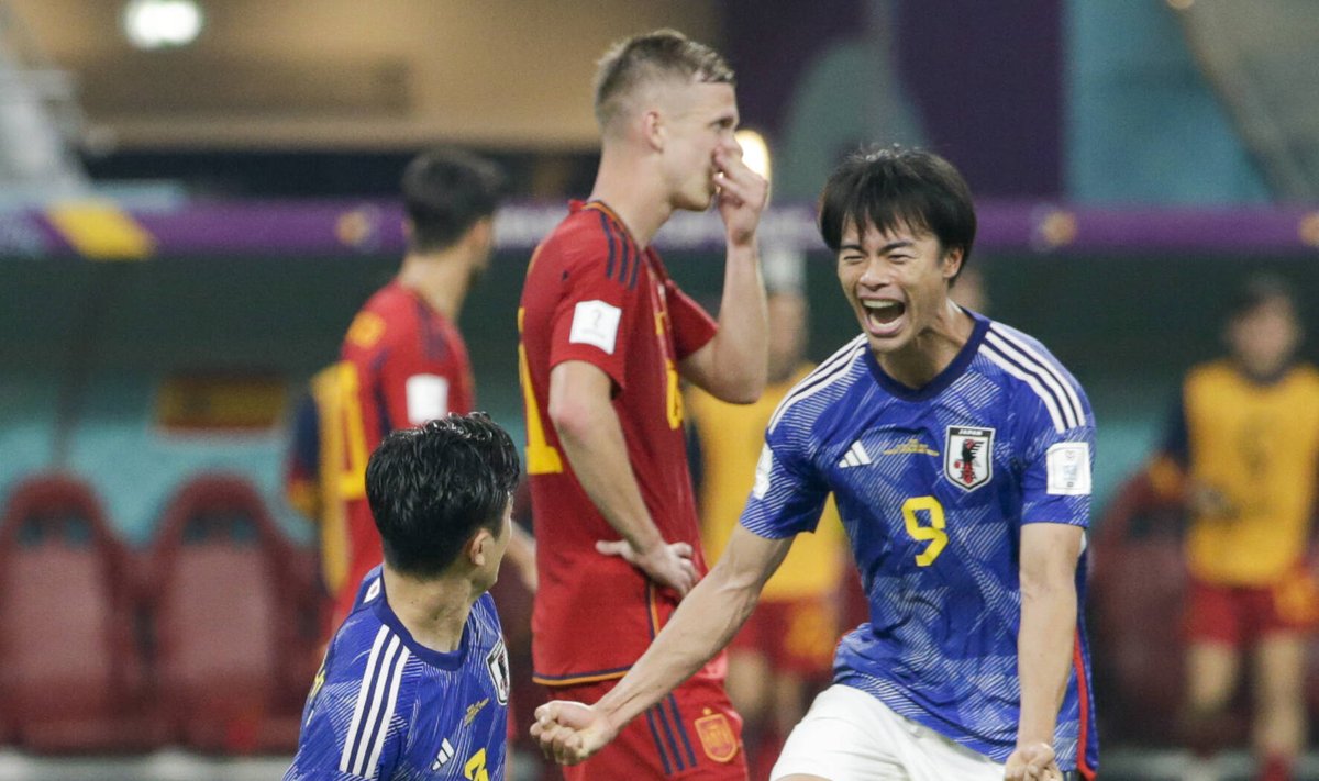 Jaapani mängijad Hispaania üle saavutatud võitu tähistamas.