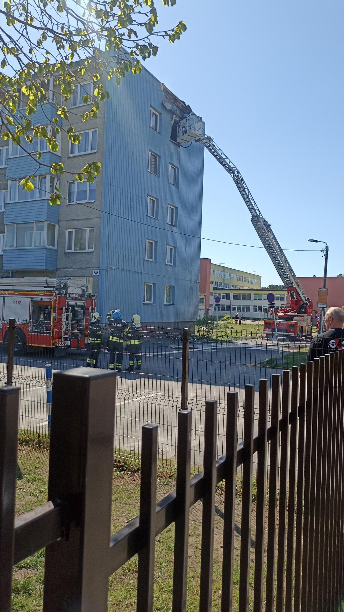 ФОТО | В Пыхья-Таллинне горел жилой дом, женщине на балконе понадобилась  помощь - Delfi RUS