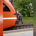 VIDEO: Uus üliohtlik hullus? Kiirendava rongi sabale istuvad noored sõidavad kaasa mitmeid meetreid