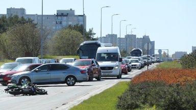 BMW не уступил дорогу, пожилому водителю стало плохо, самокатчики не справились с управлением: как прошел день на дорогах Эстонии