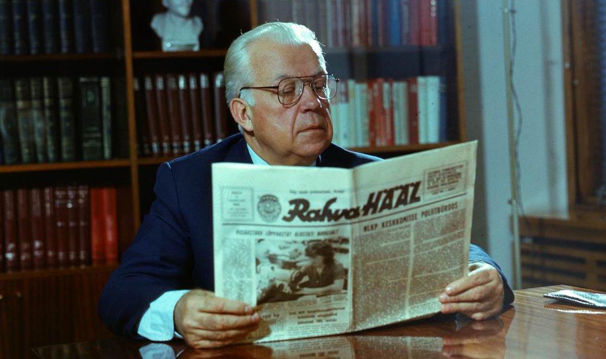 EKP uus juht Karl Vaino loeb 1980. aastal eestikeelset ajalehte.