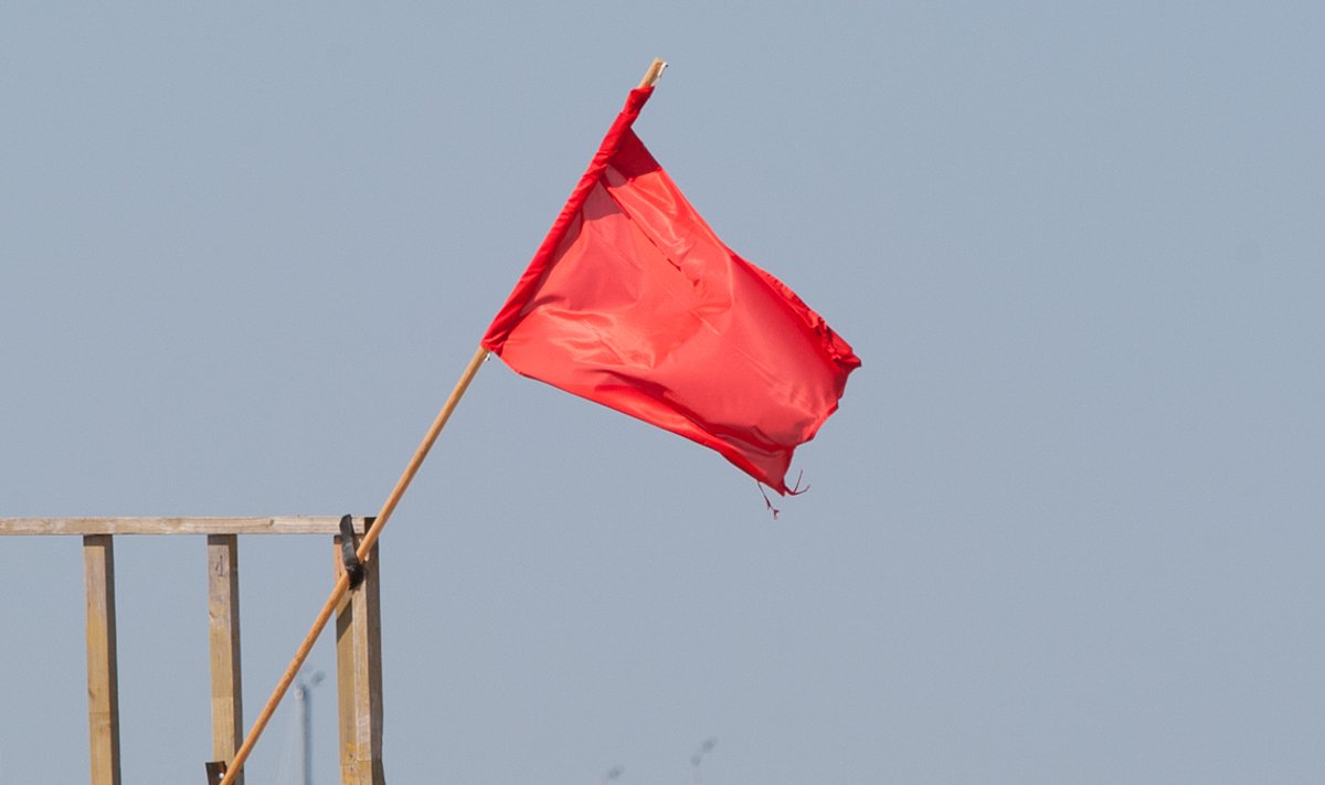 Esialgu lehvivad enamikes Eesti randades veel punased lipud.