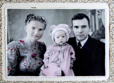Perekonnapilt, Ilja abikaasa Natalia ja tütrega