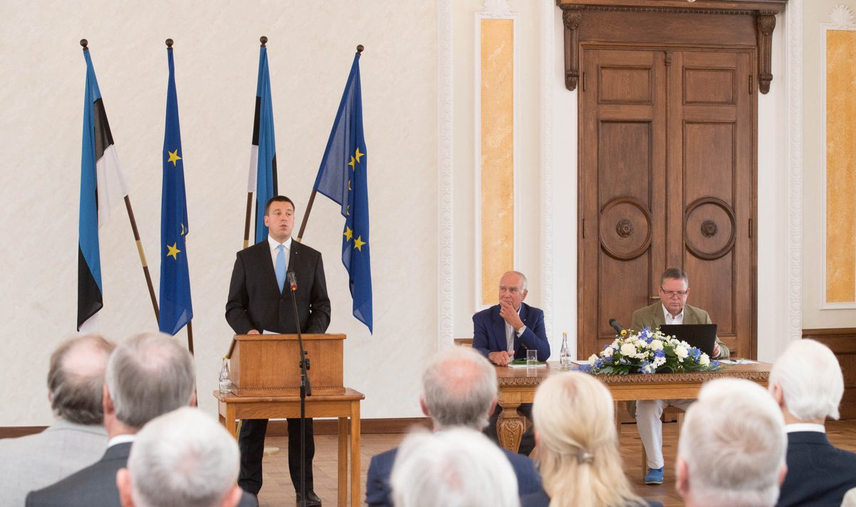 Peaminister Jüri Ratas kõnelemas 20. augusti klubi liikmeile.