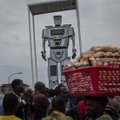 Tehnika tõeline hitt Kongost: Kahejalgsed robotid panevad autojuhte paika