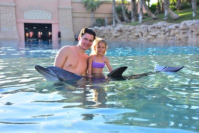 Камилла плавает с дельфинами.