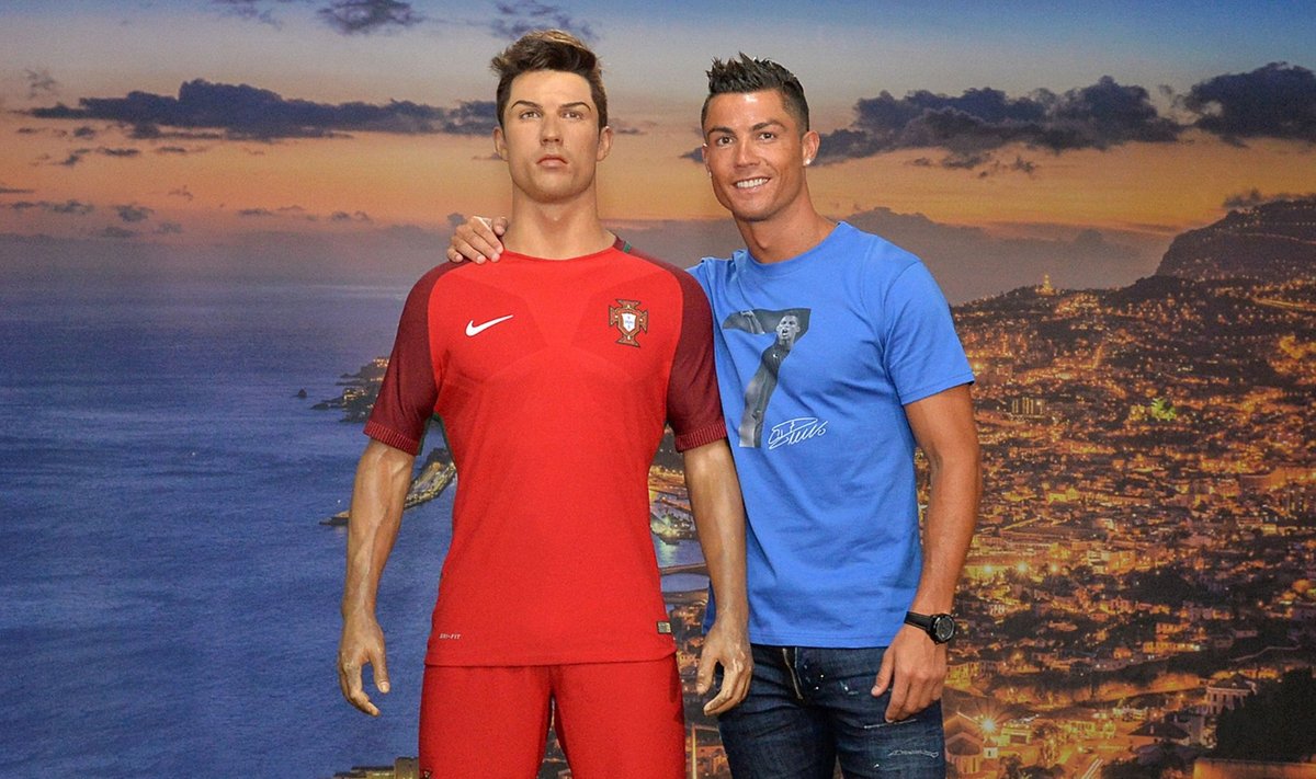 Cristiano Ronaldo poseerimas enda vahakuju kõrval