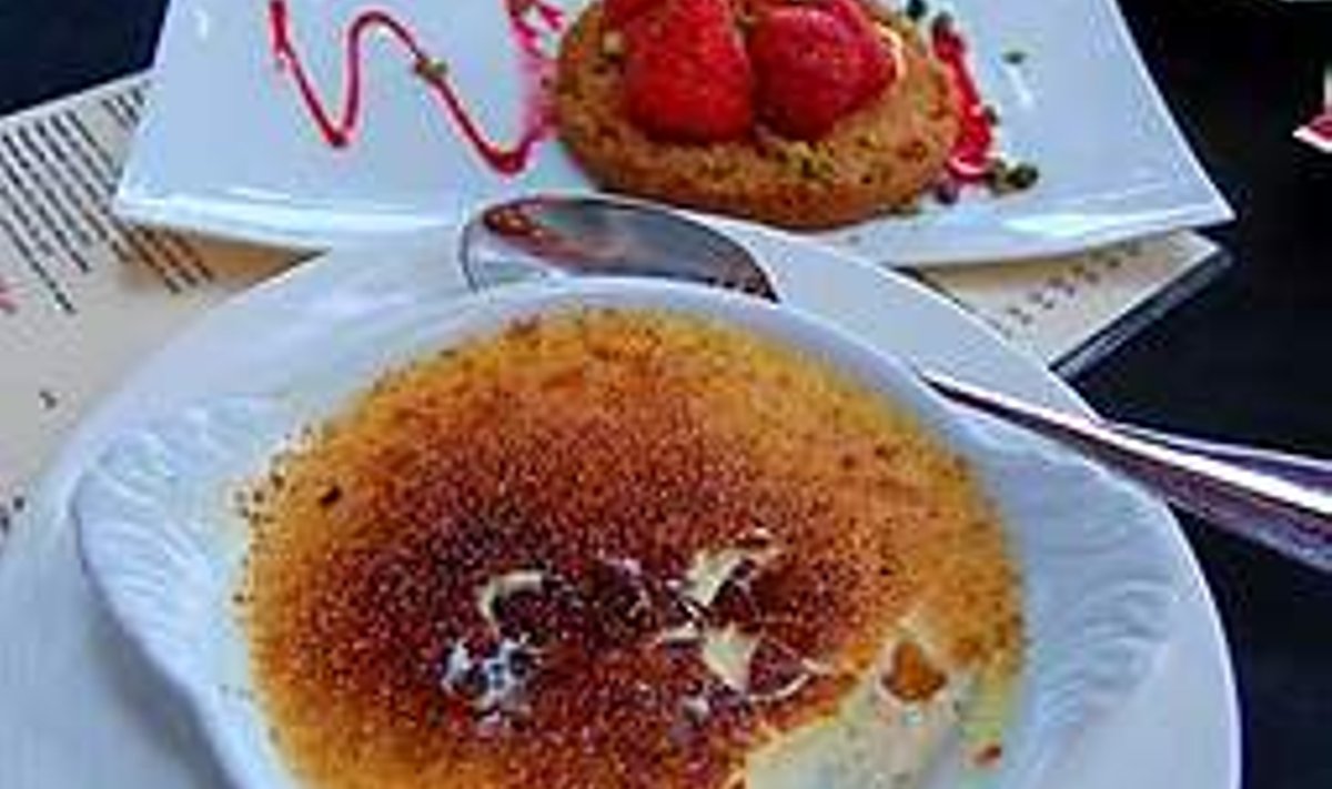 HUKATUSLIKULT HEA: Crème brûlée Pariisi Alma silla äärses kohvikus. Tiina Väljaste