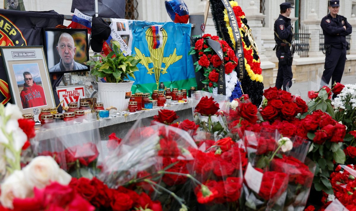 Paarist lilleõiest alguse saanud Prigožini memoriaal on Moskvas päev-päevalt laienenud. Matuste aeg ja koht hoitakse salajas.