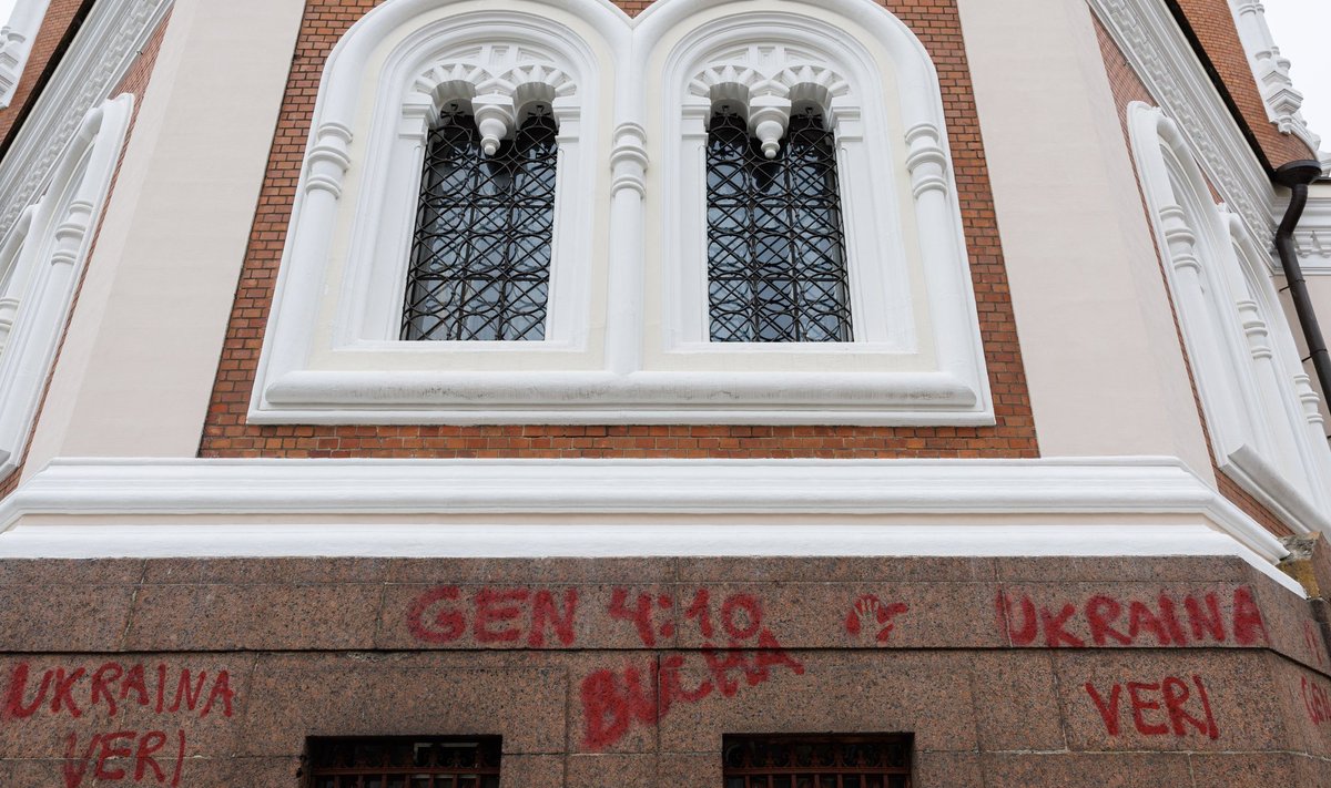 «Кровь Украины», «Буча» и отсылка к приложенному стиху из Библии - граффити на стенах собора Александра Невского в Таллинне.