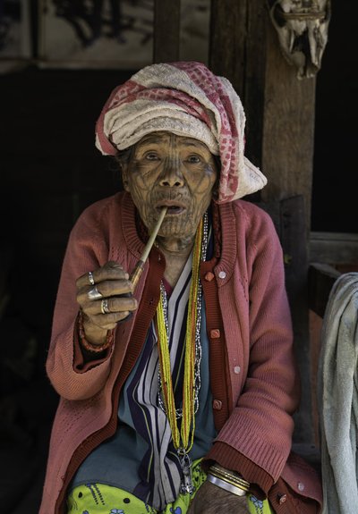 Naiste näo tätoveerimise kohta liigub erinevaid legende. Üks neist räägib sellest, et kunagi väga ammu olid kõik Myanmaris teadlikud Tšini osariigi naiste ilust, sh Myanmari kuningas, kes röövis mägedes liikudes oma haaremisse üha uusi naisi. Seetõttu hakati naiste nägusid tindiga koledaks muutma. Teise legendi järgi on igal Tšini hõimul erinev näomaaling, et tuvastada naine, kui naaberhõimu mees ta röövima peaks.