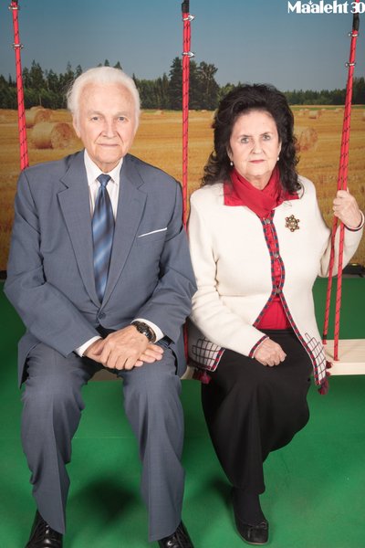 Arnold ja Ingrid Rüütel leidsid hetke, et istuda peosaali seatud kiigel.