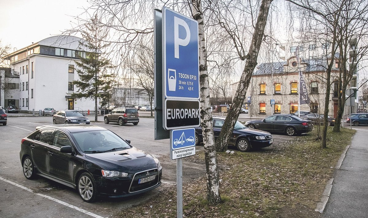Europargi andmetel oli 2013. a detsembrist 2015. a märtsini kohtutäitur Katrin Velleti auto tasu maksmata pargitud nende parklatesse kokku kümnel korral, seitsmel juhul fotol oleval Tuukri 56 parklas.