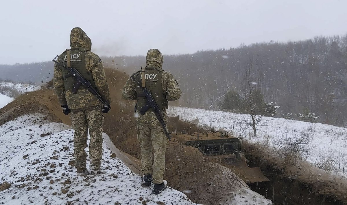 ETTEVALMISTUSED: Ukraina piirivalvurid Sumõs jälgivad, kuidas käib kaeviku kaevamine.