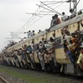 Indias hukkus rongi ette sõitnud autos 15 inimest