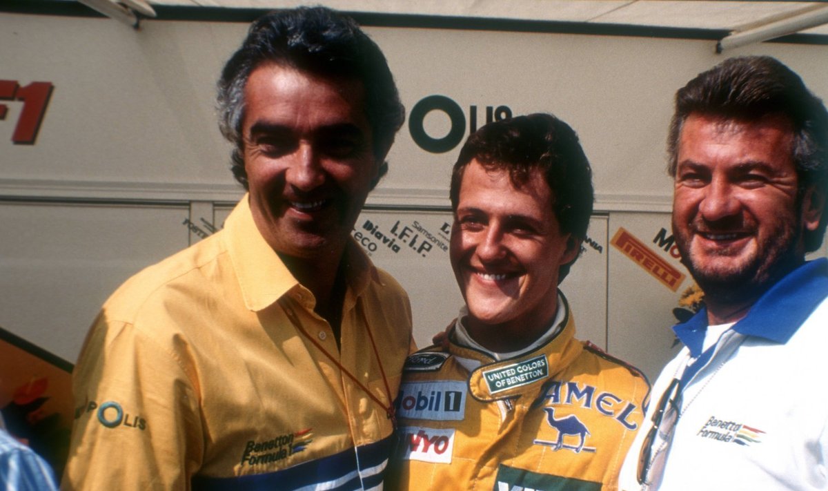 Flavio Briatore (vasakul) ja Michael Schumacher (keskel) Benettoni meeskonna päevil