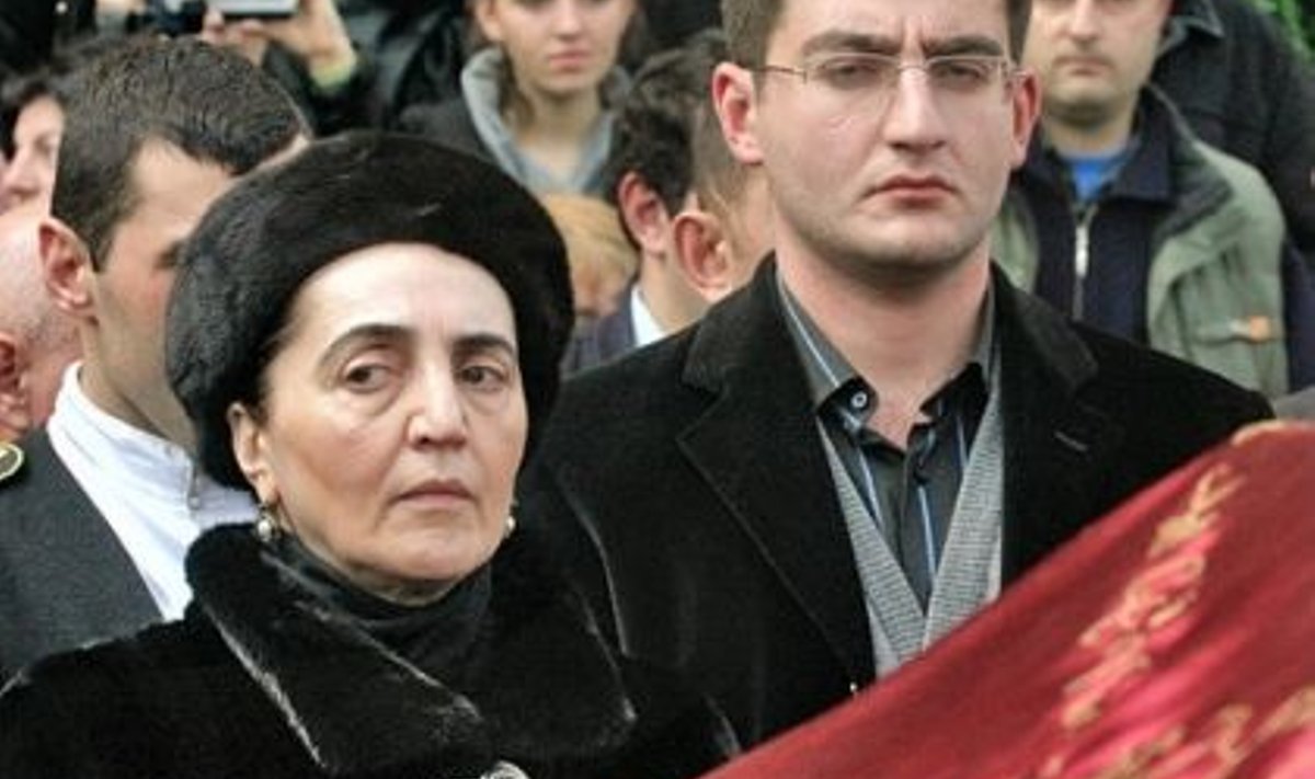Taasiseseisvunud Gruusia esimese presidendi Zviad Gamsahurdia lesk Manana ja poeg Tsotne ümbermatmise tseremoonial Tbilisis aprillis 2007.
