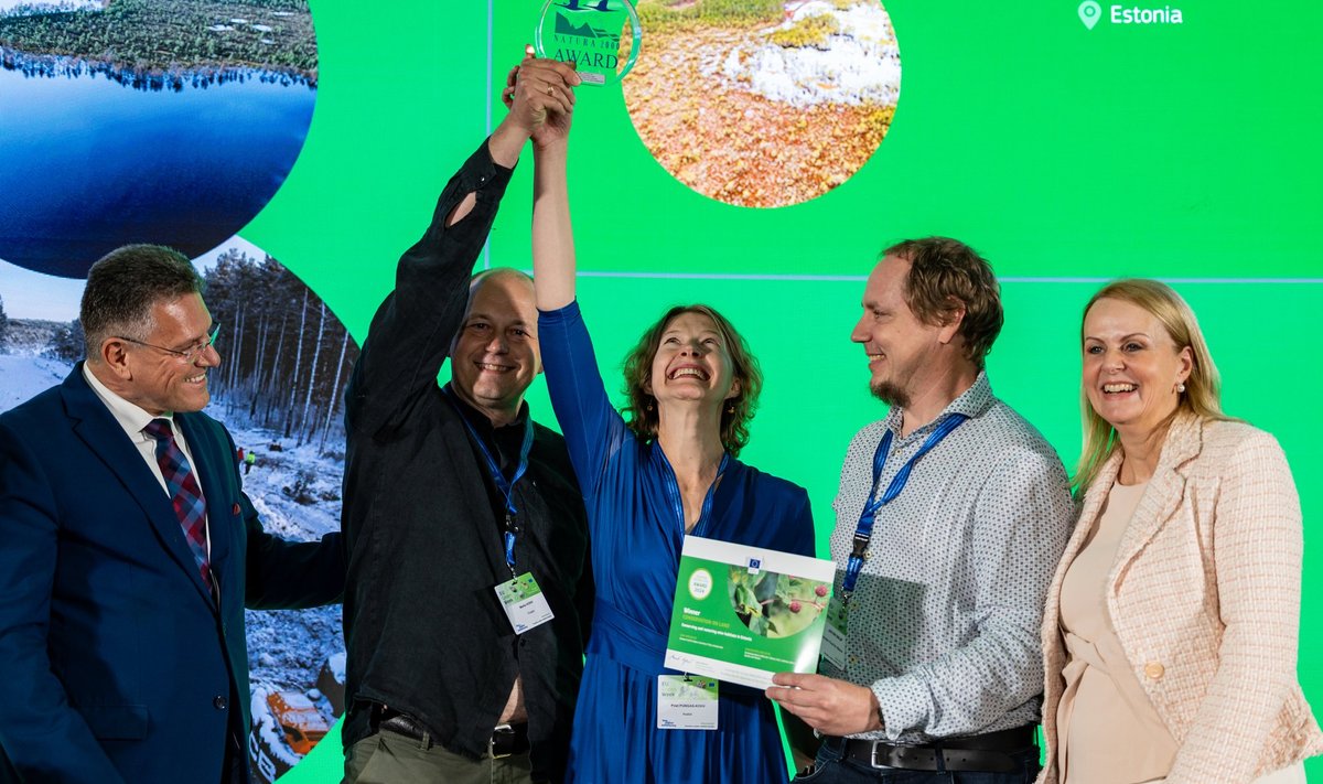 Eestimaa Looduse Fondi ja Tartu Ülikooli esindajad tähistasid Natura 2000 looduskaitse maal 2024 auhinna võitu Brüsselis. 
