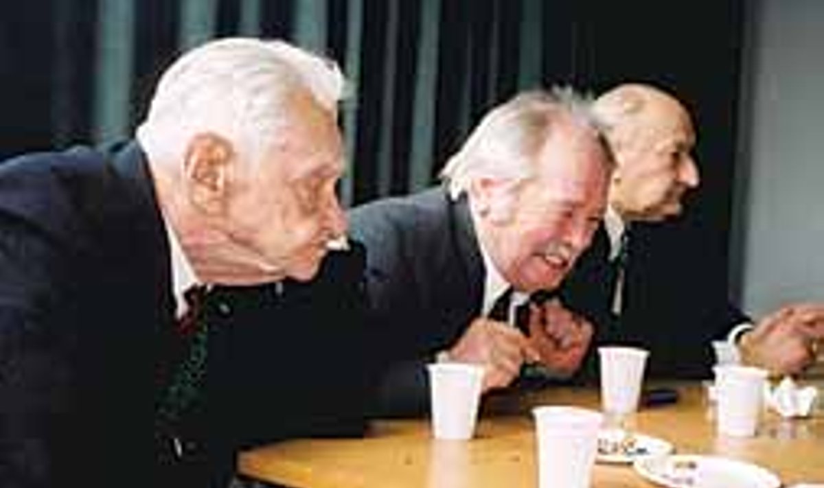 KIRJANIKUD ON ENAMASTI VANEMAD MEHED: Voldemar Miller (91), Andres Vanapa (78) ja Eerik Teder (73) aastakoosolekut nautimas.
