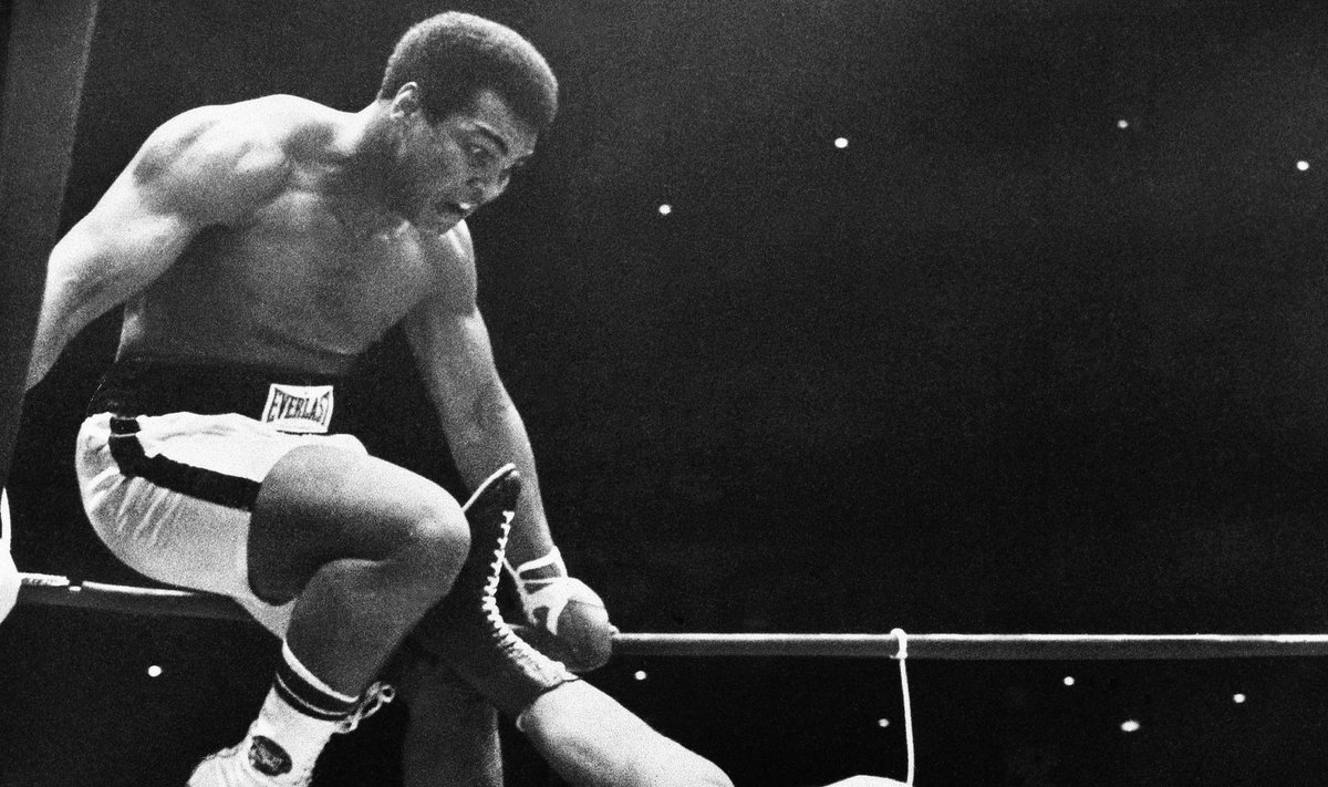 Muhammad Ali pidi nööridele ronima, et Antonio Inoki jalahoopide eest pääseda.
