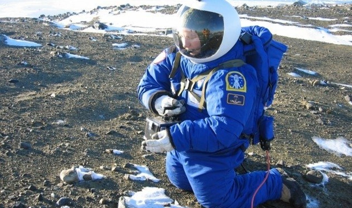 Argentina kosmoseinsener Antarktikas kosmoseülikonda testimas. Peagi on siin pigem aas kui kuumaastik...