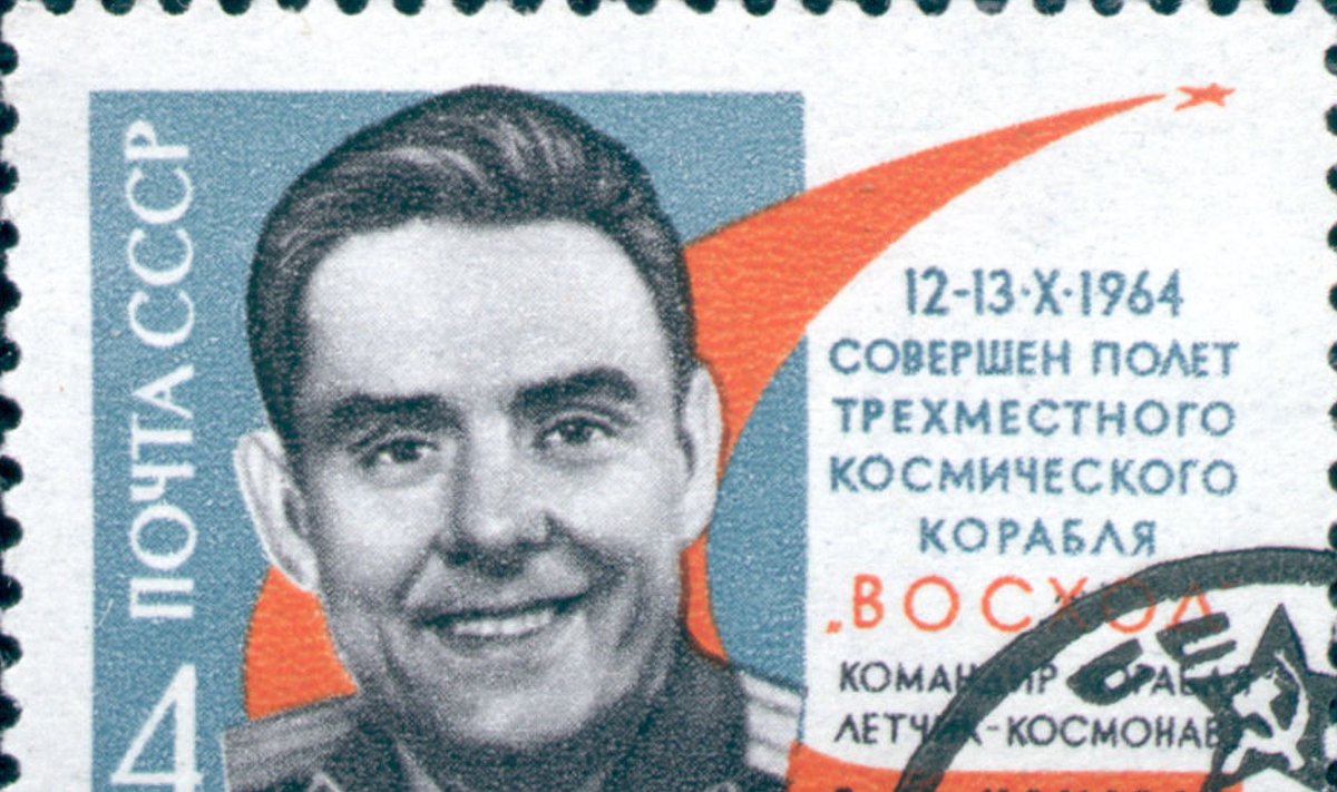 Vladimir Komarov Voshodi lendu tähistaval nõukogude postmargil.