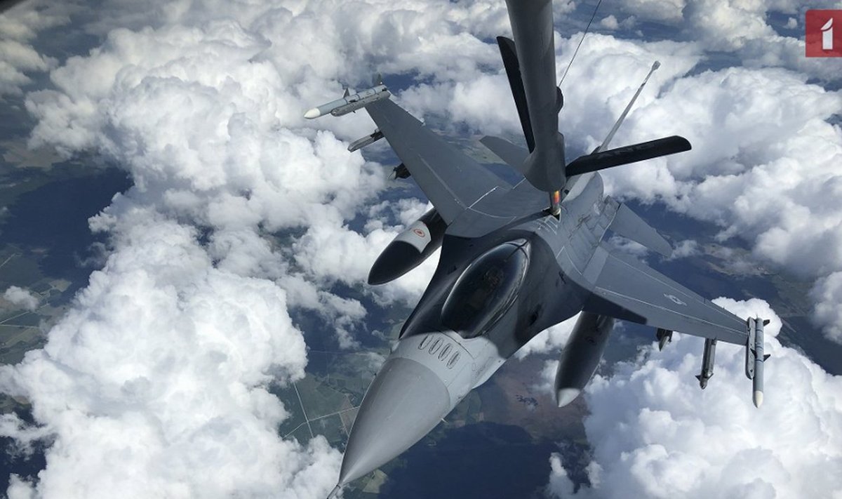 Ämari lennubaasis baseeruva hävitaja F-16 tankimine eile Eesti õhuruumis.