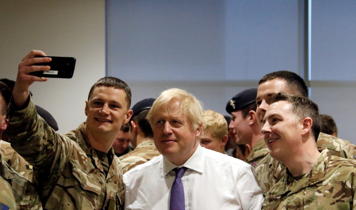 Boris Johnson Tapa kaitseväelinnakus Biti sõdureid külastamas.
