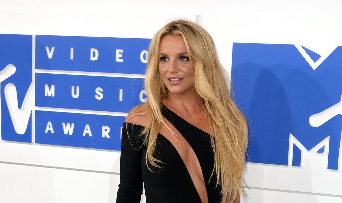 RAHATU MILJONÄR. Kuigi Britney varandust hinnatakse 60 miljonile dollarile, keelati tal näiteks endale sušit tellida ja jalatseid osta. Kui Britney parasjagu ei esinenud, keelati talle tavapärane luksus, nagu juuksur, maniküür ja massaaž. Poptähele öeldi, et raha pole.