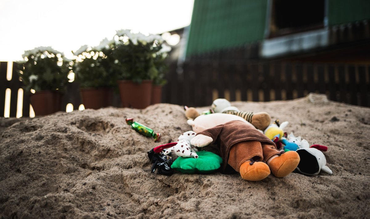 Terve päeva toodi traagilises õnnetuses hukkunud pere mälestuseks maja juurde lilli, küünlaid ja mänguasju.