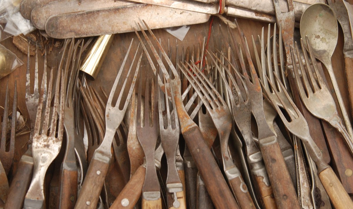 Kahvel võeti kasutusele Lähis-Idas umbes 600. aastal. Seni söödi kätega või kasutati terava otsaga nuga.