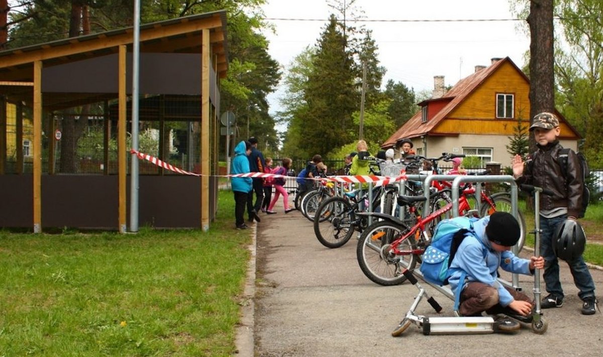 Kooliõuele ehitati nn rattamaja ning paigaldati rattahoidikud.